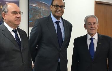 Os presidentes da Fecomércio-SC, Bruno Breithaupt (e), e da FIESC, Glauco José Côrte (d), com o embaixador Flávio Damico
