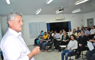 Vice-presidente da FIESC, Waldemar Schmitz, em conversa com os participantes do programa (Foto: MB Comunicação)