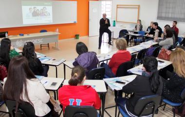 O professor da Udesc e conselheiro do IELSC, Nério Amboni, palestrou sobre Estágio como parte da formação do futuro profissional (Foto: MB Comunicação)