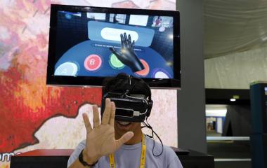 Mostra apresenta ferramentas que aliam tecnologia e aprendizado, como um aparelho de realidade aumentada que permite interação com o usuário (Foto: Ubirajara Machado)