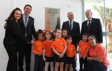 Alunos da Escola de Educação Infantil do SESI em Criciúma participam de solenidade de entrega (Foto: Filipe Scotti)