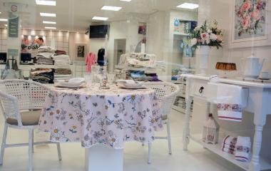 Vitrines enfocam a nova coleção de primavera da marca (foto: Divulgação)