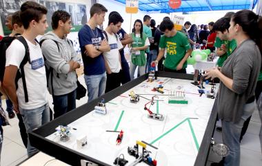 Em visita ao Mundo SENAI, estudantes e comunidade conhecem mais sobre os cursos oferecidos pela entidade (Foto: André Kopsch)
