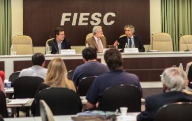 Carlos Henrique Ramos Fonseca, diretor da FIESC, Glauco José Côrte, presidente da FIESC, Otaviano Canuto, do Banco Mundial (esquerda p/ direita) (foto: Heraldo Carnieri)