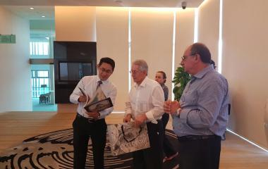 Com a comitiva, os presidentes da FIESC, Glauco José Côrte (c) e da Fecomércio-SC, Bruno Breithaupt (d), também visitaram o Porto de Cingapura