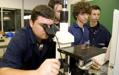 Mundo do trabalho exige pessoas cada vez mais qualificadas, que estejam sempre renovando conhecimentos