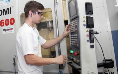 Dionatan Brancher, de Joinville, disputará em sua cidade a ocupação de construção de moldes, da qual foi o vencedor na etapa estadual. Foto: Gisela Muller