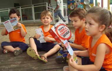 Alunos do SESI Escola de Joinville conheceram o material da campanha contra a dengue