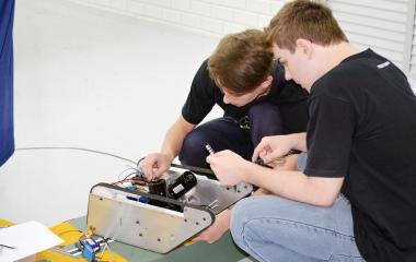 Alunos de Jaraguá do Sul trabalham no desenvolvimento do robô (Franciele Hemkemaier Troscki)