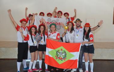 Equipe Tecnorob também conquistou o troféu de 1º lugar na categoria Core Values - trabalho em equipe (Foto: Divulgação SESI)