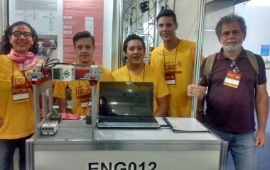 Estudantes desenvolveram o projeto Sistema de Segurança para Ponte (Foto: Divulgação SESI/SC)