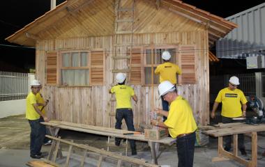 Dezesseis estudantes integraram a turma que construiu as casas de madeira. Foto: Fabiano Bordignon.