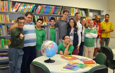 Projeto desenvolvido pelo SESI estimula leitura de alunos do programa de inclusão. Foto: Humberto Sprada