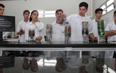 Estudantes do SENAI em São José apresentaram sistemas de filtragem de água. Foto Filipe Scotti