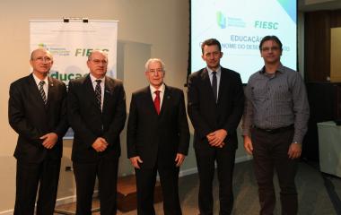 Representantes de entidades empresariais e do Ministério Público participaram do ato de adesão da Fecomércio ao Novos Caminhos. Foto: Filipe Scotti
