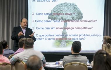 Nasser convidou participantes a refletir sobre seus próprios negócios para encontrar novos significados (Foto: Fernando Willadino)
