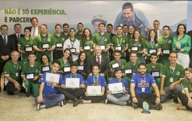 Presidente e diretores da FIESC com os estudantes premiados. Foto: Fernando Villadino