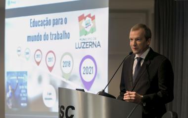 Moisés Diersmann, prefeito de Luzerna, apresentou projeto educacional em reunião de diretoria (foto: Fernando Willadino)