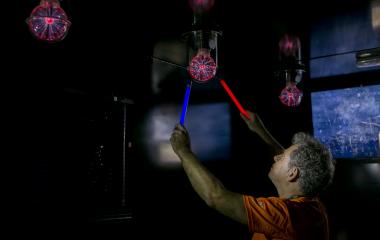 Unidade móvel permite que os visitantes experimentem fenômenos ligados à eletricidade (Foto: Fernando Willadino)