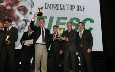 FIESC recebe Troféu Top One como o melhor case de marketing e vendas da edição 2016 do Prêmio (Foto: Renato Gama)