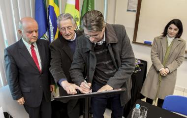 Autoridades assinaram o termo de inserção do Alto Vale do Itajaí na iniciativa que atende jovens que estão sob a tutela do Estado. Foto: Heraldo Carnieri.