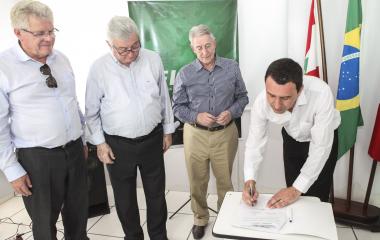 Assinatura do contrato para execução da obra foi realizada nesta terça-feira (Foto: Heraldo Carnieri)