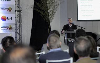 Presidente da FIESC, Glauco José Côrte, durante palestra na Expo Videira (foto: Heraldo Carnieri)