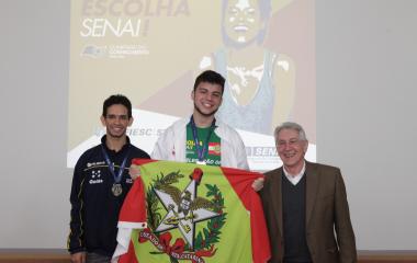 O presidente da FIESC, Glauco José Côrte (dir.), com os competidores de manutenção aeronáutica Rafael De Borba (centro) e Osiel Garcia (esq., de Goiás). Foto: Heraldo Carnieri