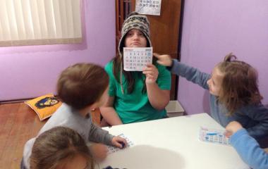 Julia com os alunos da escola onde trabalha (Foto: Divulgação)