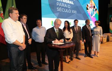 Termo de compromisso assinado durante o evento em Chapecó (Foto: Júnior Duarte)