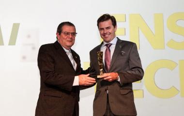 O diretor-técnico do SENAI, Maurício Pauletti (d), recebeu o Troféu Top of Mind das mãos de Eduardo Rodrigues, gerente de vendas da Kia Power Imports (Foto: Heraldo Carnieri)