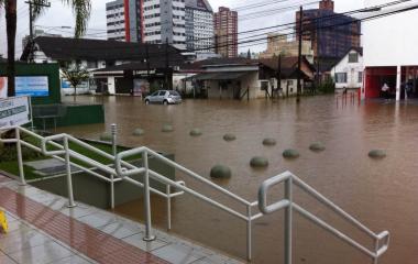 Unidade do SESI na rua Ministro Calógeras, em Joinville, foi fechada devido ao alagamento da via. (Foto: Geysa Finili)