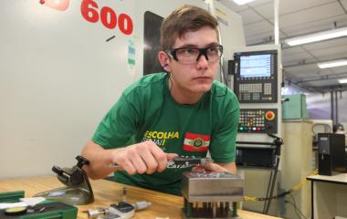 Dionatan Brancher, aluno do SENAI em Joinville, almeja vaga em construção de moldes. Foto: André Koepsh