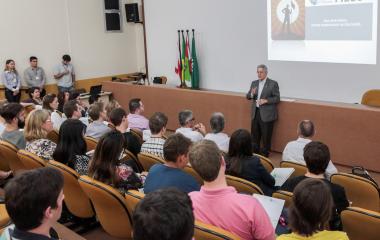 Em conversa com os jovens embaixadores da educação, Côrte pediu apoio para as ações do Movimento (Foto: Heraldo Carnieri)