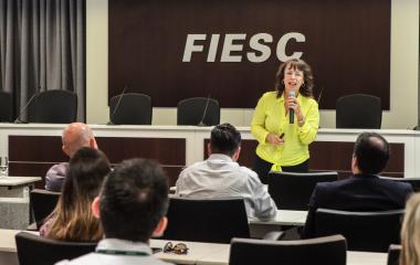 Isabel Parolin em conversa com os colaboradores da FIESC (Foto: Heraldo Carnieri)