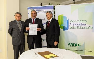 Termo de adesão foi assinado Ranzi (e), Michel Miguel (c) e Heil. (Foto: Heraldo Carnieiri)