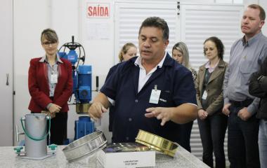 Em Rio do Sul, participantes do evento visitaram Laboratório de Ensaios de Cerâmica Vermelha e Concreto (Foto: Débora Cláudio)
