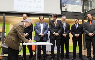 Assinatura ocorreu durante o lançamento do programa Educação Fora da Caixa. Foto: Heraldo Carnieri