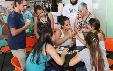 Professora Nanci e seus alunos participam de jogo do programa SESI Ciências. Foto: Filipe Scotti