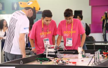 Na competição, como etapa nacional de 2016 (acima) são desenvolvidas competências técnicas (robótica, desenvolvimento de pesquisa) e socioemocionais (valores fundamentais da vida). Foto: Ivonei Fazzioni