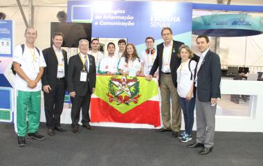 Equipe de SC que propôs um aplicativo para dispositivos móveis que auxilia na coleta de lixo reciclável recebeu visita do presidente da FIESC. Foto: Ivonei Fazzioni