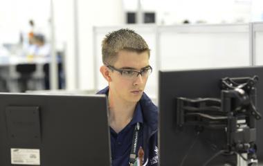 Rafael Oening, de Blumenau, tem que realizar conexões eficientes entre diversos dispositivos de informática. Foto: José Paulo Lacerda/CNI.