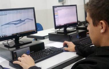 Estudante de Caçador trabalha em desenho mecânico do kart. Foto: Ângela Cardoso
