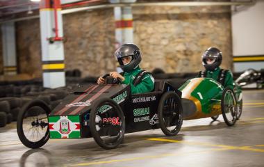 Karts de São Bento do Sul (à frente) e Palhoça realizaram disputa acirrada na primeira bateria (Foto: Marcos Campos)