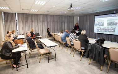 Após dez horas de avaliação, jurados devem escolher as melhores práticas educacionais (Foto: Marcos Campos)
