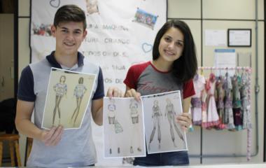 Alunos de Rio do Sul mostram desenhos que prepararam para a produção das confecções