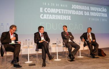 Mozart Ramos (e) conduziu debate sobre produtividade na educação entre Deschamps, Lucchesi e Buarque (Foto: Marcus Quint)