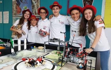 Estudantes acertam os detalhes para participar do torneio na Dinamarca (Foto: Divulgação)