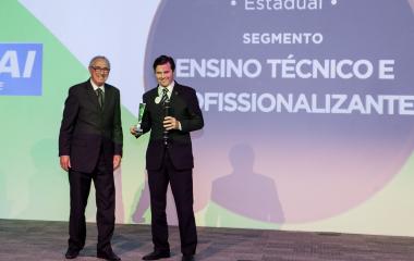 Pauletti (d) representou a instituição na homenagem. Foto: José Luís Somensi