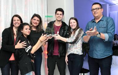 Equipe de Blumenau celebra a conquista do primeiro lugar no desafio (foto: Flávio Ueta)